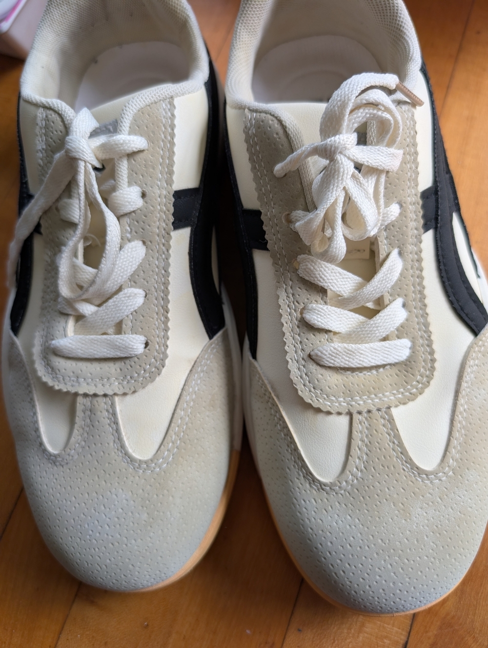 Woman's DeFlorance Sneakers Size 8